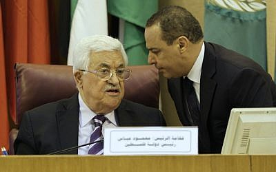 Palestinian president Mahmoud Abbas (L) attends a meeting of Arab foreign ministers to discuss a French peace initiative, in Cairo on May 28, 2016. (AFP PHOTO)