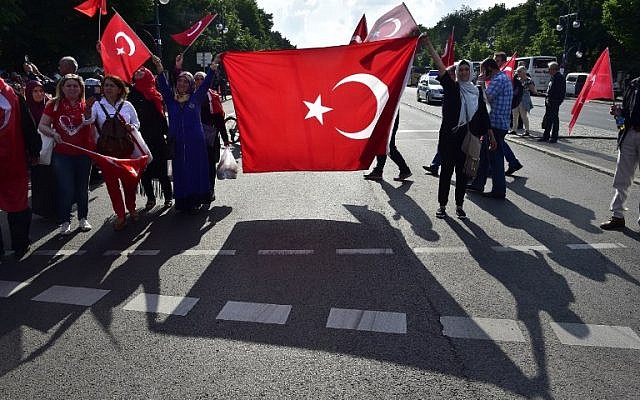 People with Turkish flags protest against a resolution German lawmakers were preparing pass recognizing the massacre of Armenians by Ottoman forces as genocide, in front of the Brandenburg Gate in Berlin, June 1, 2016. (AFP/John MACDOUGALL) People with Turkish flags protest against a resolution German lawmakers were preparing pass recognizing the massacre of Armenians by Ottoman forces as genocide, in front of the Brandenburg Gate in Berlin, June 1, 2016. (AFP/John MACDOUGALL)
