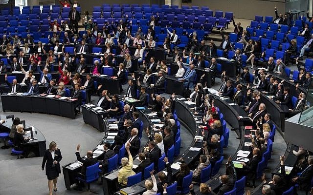 Lawmakers vote to recognize the Armenian genocide after a debate during the 173rd sitting of the Bundestag, the German lower house of parliament, Berlin, June 2, 2016. (AFP/ODD ANDERSEN) Lawmakers vote to recognize the Armenian genocide after a debate during the 173rd sitting of the Bundestag, the German lower house of parliament, Berlin, June 2, 2016. (AFP/ODD ANDERSEN)