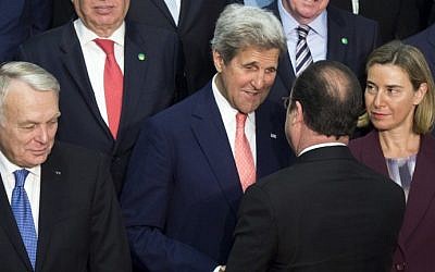 French President Francois Hollande (2nd R) shakes hands with US Secretary of State John Kerry prior to an international meeting on reviving the Israeli-Palestinian peace process, in Paris on June 3, 2016. (AFP Photo/Pool/Saul Loeb)