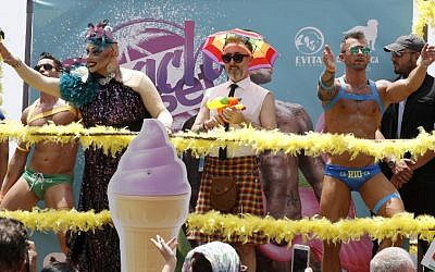 Scottish actor, author, and activist Alan Cumming (C) dances alongside Israeli drag queens on a truck during during the opening event of the annual Gay Pride parade in Tel Aviv, on June 3, 2016. (AFP PHOTO / JACK GUEZ)