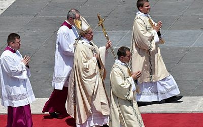 Pope Francis leads a Mass for the canonization of Blessed Maria Elisabeth Hesselblad and Stanislaus of Jesus and Mary in the Vatican, June 5, 2016. (AFP/ALBERTO PIZZOLI)