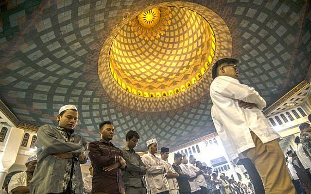 Indonesian Muslims hold prayers to mark the start of the holy month of Ramadan at the Al Akbar mosque in Surabaya on June 5, 2016. (Juni Kriswanto/AFP)