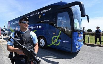 A policeman stands guard as Switzerland's national soccer team leaves Montpellier's airport by bus, on June 6, 2016.  (AFP/PASCAL GUYOT)