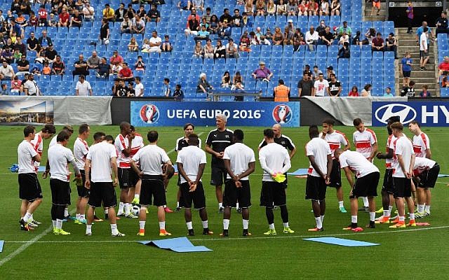 Switzerland's players during a training session at the Mosson Stadium in Montpellier, southern France, on June 6, 2016, ahead of the Euro 2016 football tournament. (AFP Photo/Pascal Guyot)
