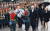 Prime Minister Benjamin Netanyahu  and his wife Sara  take part in a wreath laying ceremony at the Tomb of the Unknown Soldier in central Moscow on June 7, 2016. (AFP PHOTO/POOL/Maxim Shipenkov)