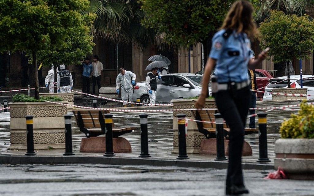 Forensic experts and officials search the site of a a bomb attack that targeted a bus shuttle service carrying anti-riot police in the Vezneciler district of Istanbul on June 7, 2016 (AFP PHOTO / OZAN KOSE)