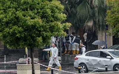 Forensic experts and officials search the site of a a bomb attack that targeted a bus shuttle service carrying anti-riot police in the Vezneciler district of Istanbul on June 7, 2016. (AFP PHOTO / OZAN KOSE)