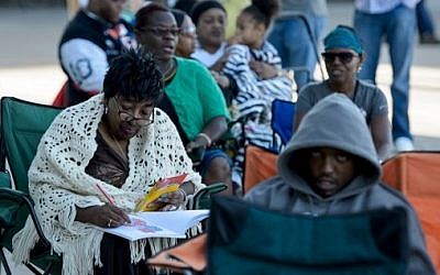 People line up outside Freedom Hall to get tickets for a Muslim service to celebrate the life of boxing legend Muhammad Ali, June 6, 2016 in Louisville, Kentucky/ AFP PHOTO / Brendan Smialowski