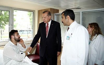 Turkey's President Recep Tayyip Erdogan visits, at the Haseki Training and Research Hospital in Istanbul, on June 7, 2016, a man injured by the blast of a bomb attack that targeted a police bus in the Vezneciler district of Istanbul earlier in the day.(AFP PHOTO / YASIN BULBUL)