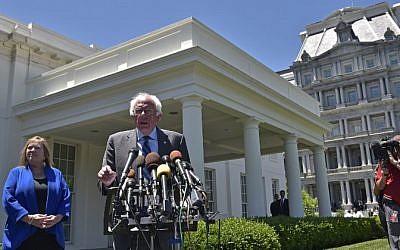 Democratic presidential candidate Bernie Sanders speaks to the press outside of the West Wing, as his wife Jane O'Meara Sanders looks on, following a meeting with US President Barack Obama on June 9, 2016 at the White House in Washington, DC. (AFP PHOTO/Mandel Ngan)
