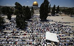 Palestinians pray in front of the Dome of the Rock on Jerusalem's Temple Mount during the first Friday noon prayers of the holy Muslim fasting month of Ramadan on June 10, 2016. (AFP Photo/Ahmad Gharabli)