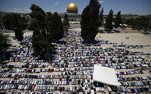 Palestinians pray in front of the Dome of the Rock on Jerusalem's Temple Mount during the first Friday noon prayers of the holy Muslim fasting month of Ramadan on June 10, 2016. (AFP Photo/Ahmad Gharabli) Palestinians pray in front of the Dome of the Rock on Jerusalem's Temple Mount during the first Friday noon prayers of the holy Muslim fasting month of Ramadan on June 10, 2016. (AFP Photo/Ahmad Gharabli)