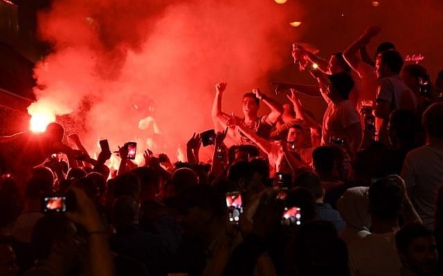 England soccer supporters cheer in Marseille, southern France, on June 10, 2016, ahead of England's Euro 2016 football match against Russia on June 11, 2016. (AFP Photo/Anne-Christine Poujoulat) England soccer supporters cheer in Marseille, southern France, on June 10, 2016, ahead of England's Euro 2016 football match against Russia on June 11, 2016. (AFP Photo/Anne-Christine Poujoulat)