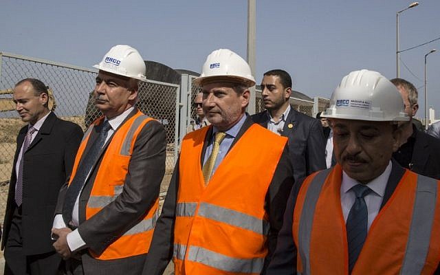 Commissioner for European Neighbourhood Policy & Enlargement Negotiations Johannes Hahn (C) visits the EU-funded seawater desalination plant in the Gaza Strip's central city of Deir al-Balah on June 14, 2016 (AFP PHOTO / MAHMUD HAMS) Commissioner for European Neighbourhood Policy & Enlargement Negotiations Johannes Hahn (C) visits the EU-funded seawater desalination plant in the Gaza Strip's central city of Deir al-Balah on June 14, 2016 (AFP PHOTO / MAHMUD HAMS)