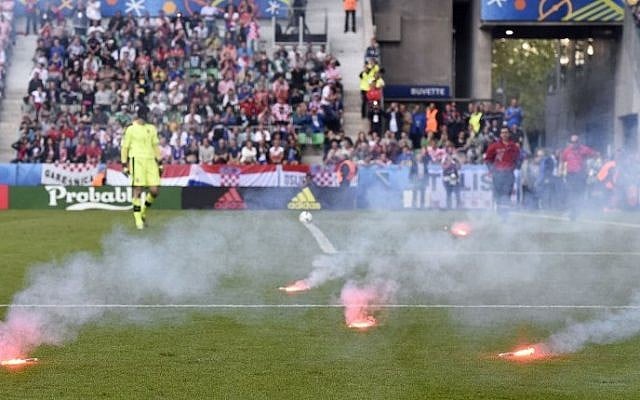 Flares are lobed onto the pitch during the Euro 2016 group D football match between Czech Republic and Croatia at the Geoffroy-Guichard stadium in Saint-Etienne on June 17, 2016. AFP / Joe KLAMAR)