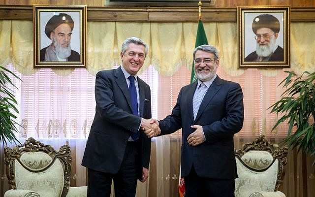 UN High Commissioner for Refugees Filippo Grandi (L) shakes hands with Iranian Interior Minister Abdolreza Rahmani Fazli following a meeting in the capital Tehran on June 18, 2016. (HAMED MALEKPOUR / AFP TASNIM NEWS / AFP)
