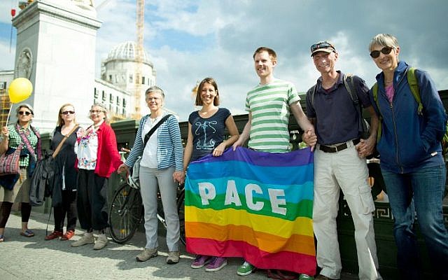 People form a human chain as the protest against racism in Berlin on June 19, 2016.(AFP PHOTO / dpa / Jörg Carstensen)