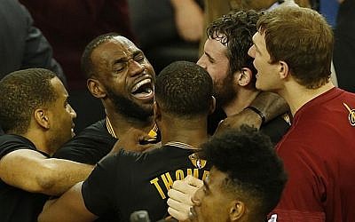 Cleveland Cavaliers forward LeBron James celebrates after defeating the Golden State Warriors to win the NBA Finals on June 19, 2016 in Oakland, California.
(AFP/ Beck Diefenbach)