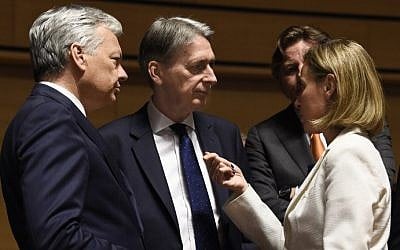 High Representative of the Union for Foreign Affairs and Security Policy Federica Mogherini, right, talks to Belgian foreign minister Didier Reynders, left and British Foreign Secretary Philip Hammond at a Foreign Affairs meeting in Luxembourg, June 20, 2016. (AFP/ JOHN THYS)