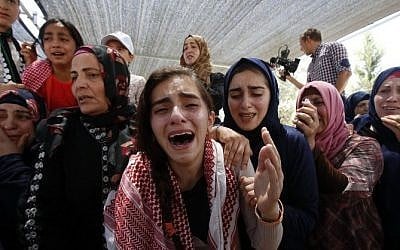 Relatives grieve the death of Arif Jaradat, a 22-year old Palestinian who was injured during clashes with Israeli security forces in May 2016. (AFP/Hazem Bader)