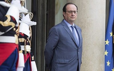 French President Francois Hollande waits for the arrival of his Ukrainian counterpart for their meeting on June 21, 2016 at the Elysee palace in Paris (AFP PHOTO / GEOFFROY VAN DER HASSELT) French President Francois Hollande waits for the arrival of his Ukrainian counterpart for their meeting on June 21, 2016 at the Elysee palace in Paris (AFP PHOTO / GEOFFROY VAN DER HASSELT)