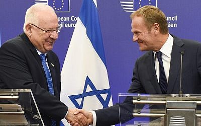 BELGIUM-EU-ISRAEL EU Council President Donald Tusk (R) and President President Reuven Rivlin (L) shake handes during a statement after their meeting at the EU headquarters in Brussels on June 21, 2016 (AFP PHOTO / JOHN THYS)