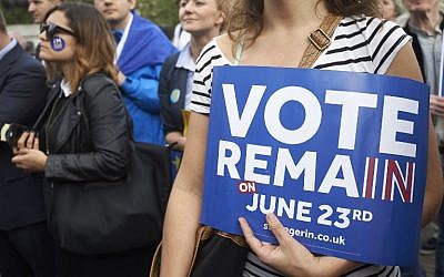 Pro-EU supporters hold placards and banners during a 'Yes to Europe' rally in London's Trafalgar square, ahead of Thursday's EU referendum, in central London on June 21, 2016. (AFP PHOTO / Niklas HALLE'N)