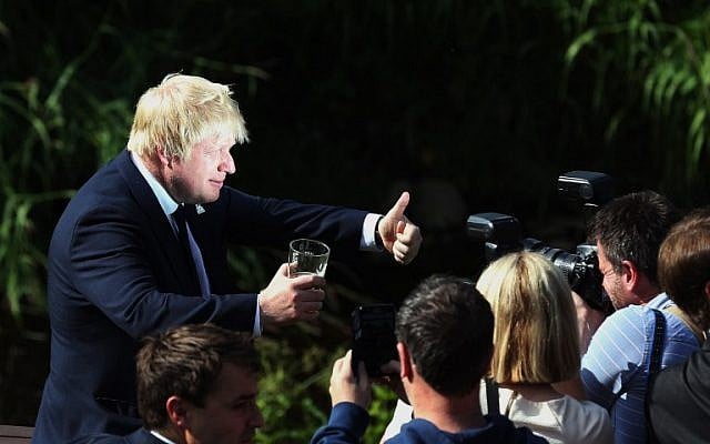 Former London Mayor, and "Vote Leave" campaigner, Boris Johnson poses for the media ahead of meeting with members of the public and supporters in Piercebridge, near Darlington, north-east England on June 22, 2016, as he continues to campaign for a Brexit ahead of the June 23 EU referendum.(AFP PHOTO / SCOTT HEPPELL)