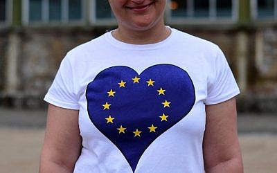 A non-British EU citizen, unable to vote in the EU referendum, poses wearing an EU-flag themed t-shirt outside the polling station at Greenwich Heritage Centre in London on June 23, 2016, as Britain holds a referendum to vote on whether to remain in, or to leave the European Union (EU).
(AFP PHOTO / DANIEL SORABJI)
