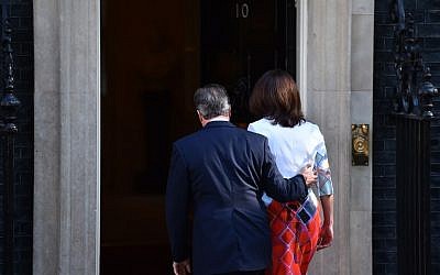 British Prime Minister David Cameron and his wife, Samantha, walk back into 10 Downing Street after he spoke to the press in central London on June 24, 2016. (AFP/Ben Stansall)