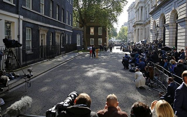 British Prime Minister David Cameron (C) speaks to the press in front of 10 Downing Street in central London on June 24, 2016 after the UK voted to leave the EU. (AFP Photo/Odd Andersen)