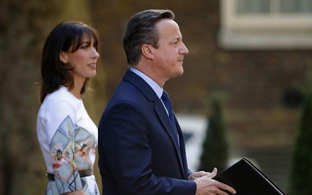 British Prime Minister David Cameron (R) flanked by his wife Samantha speaks to the press in front of 10 Downing street in central London on June 24, 2016. (AFP PHOTO / Odd ANDERSEN)
