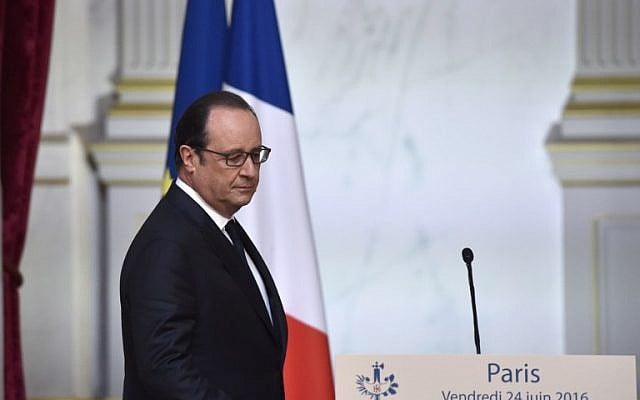 French President Francois Hollande arrives prior to a speech after Britain voted to leave the European Union on June 24, 2016 at the Elysee Palace in Paris. (AFP PHOTO / ALAIN JOCARD)