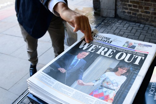 A man takes a copy of the London Evening Standard with the front page reporting the resignation of British Prime Minister David Cameron and the vote to leave the EU in a referendum, showing a pictured of Cameron holding hands with his wife Samantha as they come out from 10 Downing Street, in London on June 24, 2016. (AFP / LEON NEAL) A man takes a copy of the London Evening Standard with the front page reporting the resignation of British Prime Minister David Cameron and the vote to leave the EU in a referendum, showing a pictured of Cameron holding hands with his wife Samantha as they come out from 10 Downing Street, in London on June 24, 2016. (AFP / LEON NEAL)