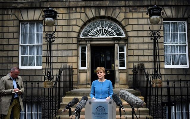 Scotland's First Minister and Leader of the Scottish National Party (SNP), Nicola Sturgeon, addresses the media after holding an emergency Cabinet meeting at Bute House in Edinburgh, Scotland on June 25, 2016, following the pro-Brexit result of the UK's EU referendum vote. (AFP/OLI SCARFF)