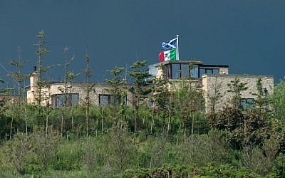 David Milne's house is pictured with Scottish and Mexican Flags erected in protest against Trump beside Donald Trump's International Golf Links course, north of Aberdeen on the east coast of Scotland on June 25, 2016. (AFP/Michal Wachucik)