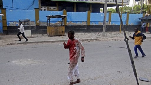 An injured man covered with blood runs away from the scene of a car bomb attack claimed by Al-Qaeda-affiliated Shabaab militants in a hotel in Mogadishu, Somalia on June 25, 2016. (AFP PHOTO / MOHAMED ABDIWAHAB) An injured man covered with blood runs away from the scene of a car bomb attack claimed by Al-Qaeda-affiliated Shabaab militants in a hotel in Mogadishu, Somalia on June 25, 2016. (AFP PHOTO / MOHAMED ABDIWAHAB)