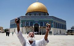 A Palestinian man shows foam-tipped bullets reportedly used by Israeli riot police outside the Dome of the Rock at Jerusalem's Temple Mount after clashes erupted between Palestinians and Israeli police on June 26, 2016. (AFP/Ahmad Gharabli)
