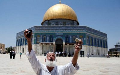 A Palestinian man shows foam-tipped bullets reportedly used by Israeli riot police outside the Dome of the Rock at Jerusalem's Temple Mount after clashes erupted between Palestinians and Israeli police on June 26, 2016. (AFP/Ahmad Gharabli)