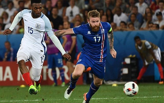 Iceland's midfielder Aron Gunnarsson (R) and England's forward Daniel Sturridge vie for the ball during Euro 2016 round of 16 football match between England and Iceland at the Allianz Riviera stadium in Nice on June 27, 2016. (AFP PHOTO / ANNE-CHRISTINE POUJOULAT) Iceland's midfielder Aron Gunnarsson (R) and England's forward Daniel Sturridge vie for the ball during Euro 2016 round of 16 football match between England and Iceland at the Allianz Riviera stadium in Nice on June 27, 2016. (AFP PHOTO / ANNE-CHRISTINE POUJOULAT)