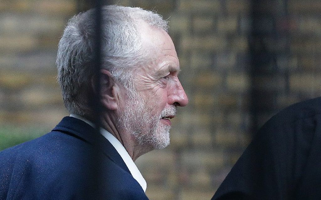The head of the British opposition Labour Party, Jeremy Corbyn. walks near Portcullis House in central London on June 28, 2016. (AFP PHOTO / DANIEL LEAL-OLIVAS)