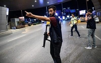 A Turkish police officer reacts at Ataturk airport`s main gate on June 28, 2016 in Istanbul after a suicide attack left at least 36 people dead (AFP/ OZAN KOSE)