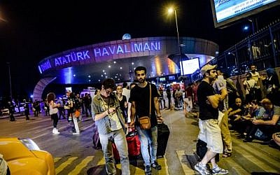 Passengers leave Ataturk airport in Istanbul on June 28, 2016 after two explosions followed by gunfire hit Turkey's biggest airport, killing 41 people and injuring hundreds more. (AFP PHOTO/OZAN KOSE)