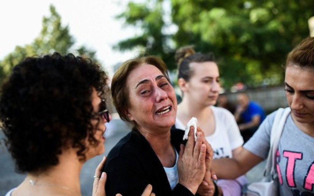 A mother of victims killed the day before in a suicide bombing and gun attack at Istanbul's airport, cries on June 29, 2016 in Istanbul (AFP PHOTO / BULENT KILIC)
