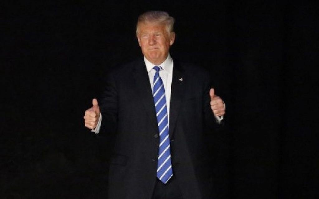 Republican presidential candidate Donald Trump is welcomed by supporters on June 16, 2016 at Gilley's in Dallas, Texas. (Ron Jenkins/Getty Images/AFP)