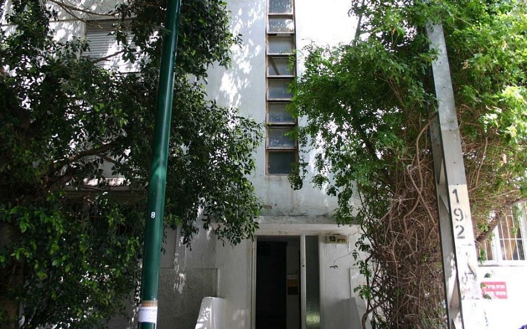 Stairwell windows, an adaptation to the European Bauhaus style for Israel's hot climate, on Ranak street. (Shmuel Bar-Am)