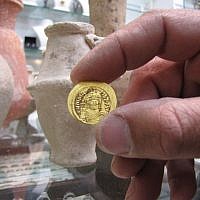 A gold coin from the Byzantine period, which was found in a Jerusalem shop selling illegal antiquities on June 15, 2016. (Courtesy: Israel Antiquities Authority) A gold coin from the Byzantine period, which was found in a Jerusalem shop selling illegal antiquities on June 15, 2016. (Courtesy: Israel Antiquities Authority)