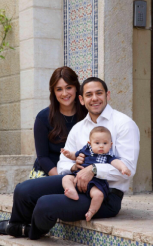 Akiva Neuman, center, with his wife Chani and son Yaakov Shmuel. (Emuni Z. via JTA)