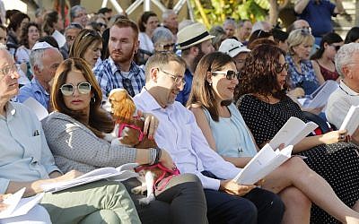 US Ambassador to Israel Dan Shapiro, center, attending a prayer service at Sarona Market in Tel Aviv, two days after a terrorist attack there, June 10, 2016. (Guy Yechiely)